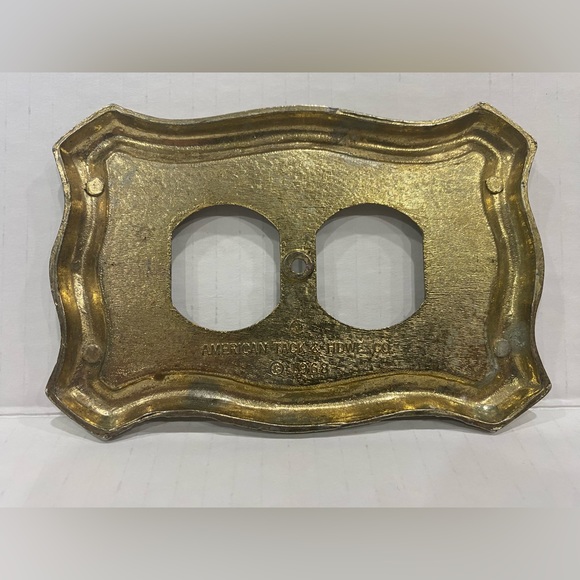Vintage 1968 American Tack & Hardware Antique Brass Outlet Wall Plate - Picture 2 of 3